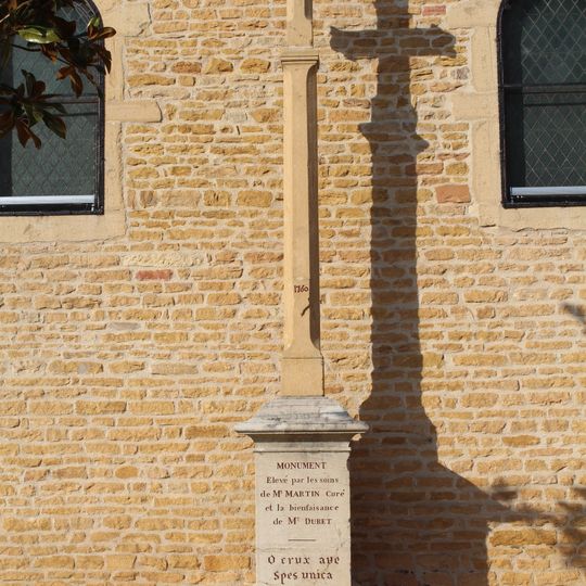 Croix de l'église Saint-Jacques-le-Majeur de Crêches-sur-Saône