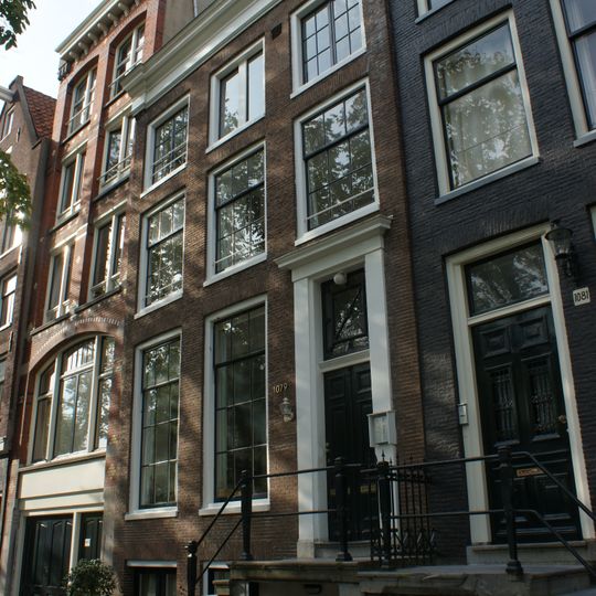 Pand met gevel onder rechte lijst