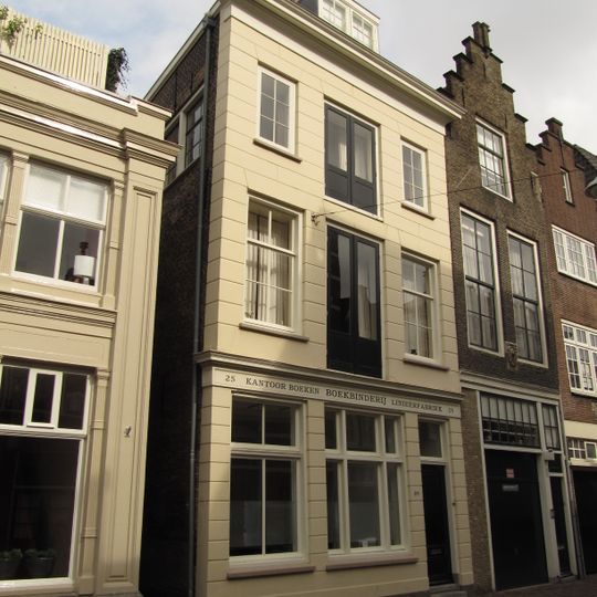 Pand met lijstgevel gepleisterd