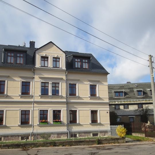 Mietshaus mit Vorgarten, Garten und Einfriedung Lichtenauer Straße 29