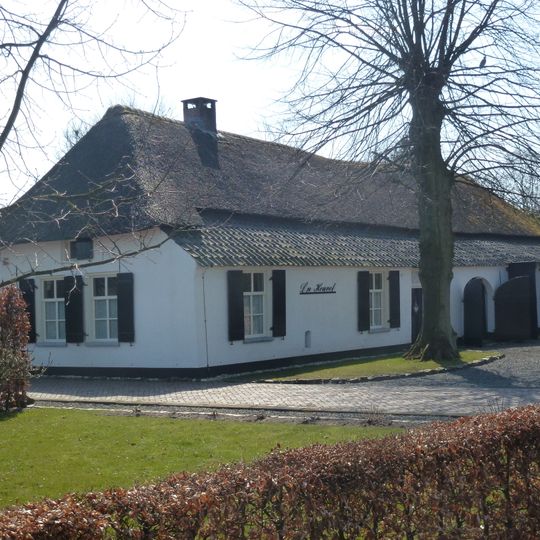 Boerderij van het Kempische langgeveltype, onder rieten wolfdak met voet van pannen