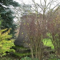 Kamenný obelisk v ulici Strmá pod zaniklými lázněmi Chmelnice