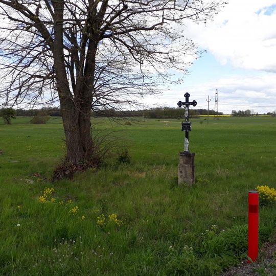 Kříž východně od Lhotic