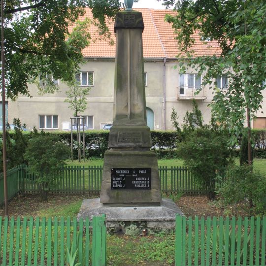 Pomník padlým v 1.světové válce v centru Panenského Týnce