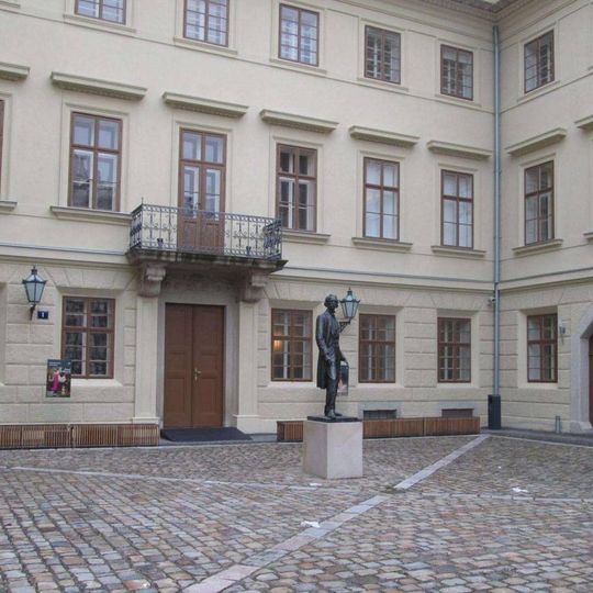 Socha u Schwarzenberského paláce na Hradčanech v Praze