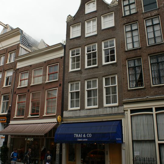 Pand met ingezwenkte halsgevel