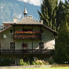 Schaffer-Villa mit Rundturm und Garteneinfriedung
