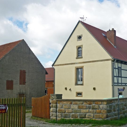 Wohnstallhaus, Seitengebäude und Scheune eines Dreiseithofes Hohlergasse 10