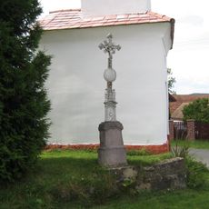 Kříž u kaple ve středu Dobříkovic