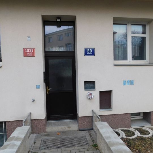 Pamětní deska Františka Navrátila na domě Ve struhách 1031/20 v Bubenči