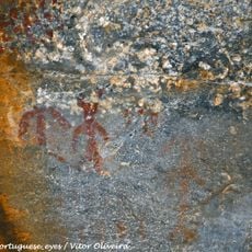 Abrigo com pinturas rupestres de Vale de Junco (Esperança)