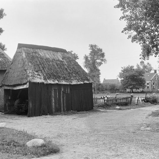 Boerderij met achterbaander en dwars aangebouwde houten bijschuur