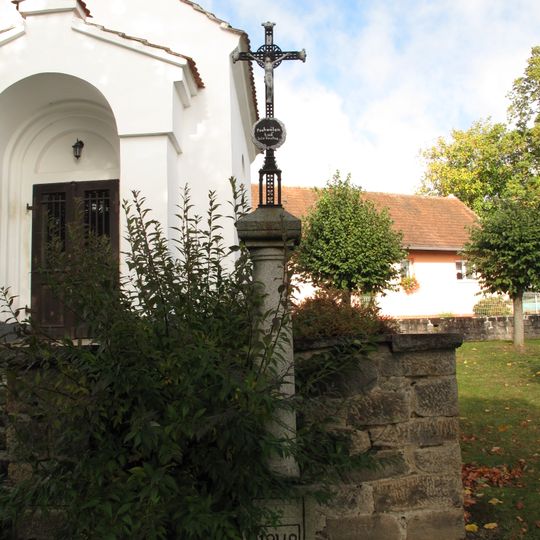 Kříž u kaple v Dobroticích