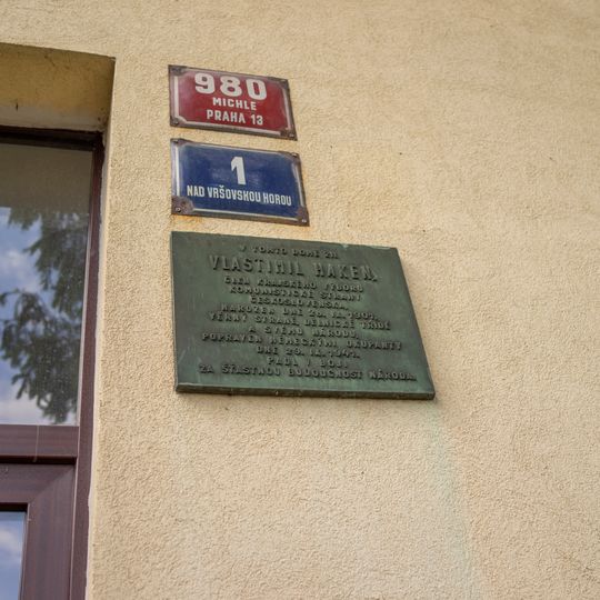 Pamětní deska Vlastimila Hakena na domě Nad Vršovskou horou 980/1 v Michli
