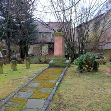 Denkmal für die Gefallenen des Ersten Weltkrieges, flankiert von sieben kreuzförmigen Grabmalen Crostwitzer Straße 16 (bei) (Ecke Gärtnereiweg)