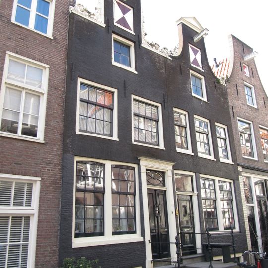 Pand met gevel waarvan de hals