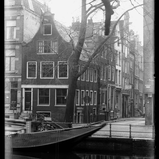 Pand met gave halsgevel verwant aan het 'type-met-doorboorde-bloem', met twee oeils-de-boeuf en een haas of konijn in de afdekking