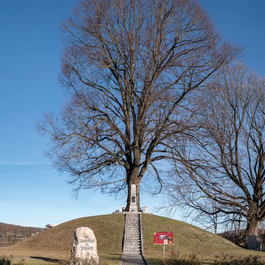 Bauernhügel von Pinsdorf mit Denkmal