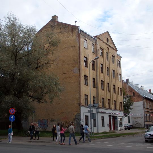 Īres nams ar veikaliem