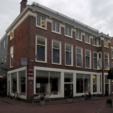 Pand met gevel in Lodewijk XVI kroonlijst