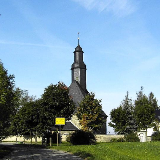 Kirche mit Ausstattung, Kirchhof mit Einfriedungsmauer und Grabplatte Fiedler Dorfstraße -