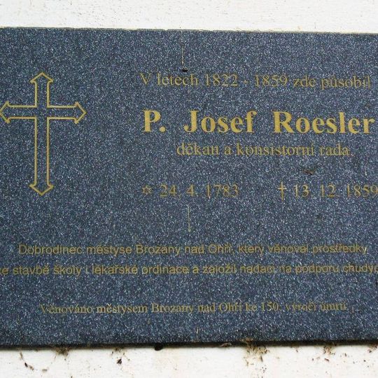 Pamětní deska Josefa Roeslera na bráně ke kostelu v Brozanech nad Ohří