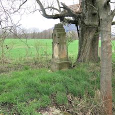 Kříž u polní cesty severně od Lindavy