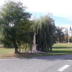 Kříž v Úhercích na návsi