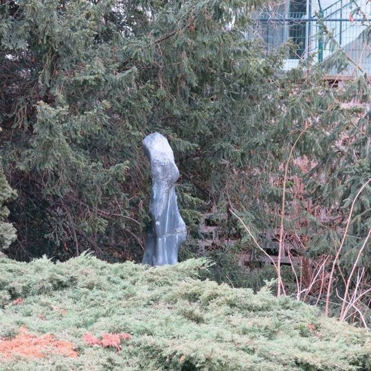 Plastika v zahradě Základní umělecké školy Na Popelce