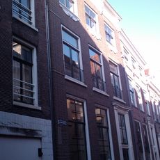 Onderkelderd huis met lijstgevel op plint