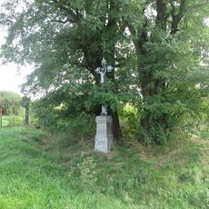 Kříž jižně od Zvíkova na rozcestí