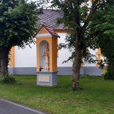 Kaplička se sochou ve Zlukově