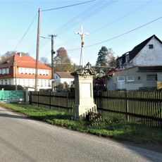 Kříž u obecního úřadu v Kunraticích