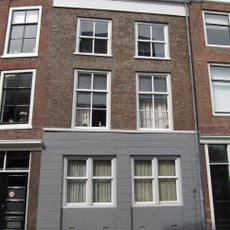 Pand met eenvoudige lijstgevel met empire ramen