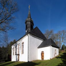 Kirche (mit Ausstattung), Gedenktafel für die Gefallenen des 1. Weltkrieges an der Kirche und Kirchhof Untere Dorfstraße -