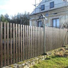 Kříž v Dolním Valdorfu v zahradě