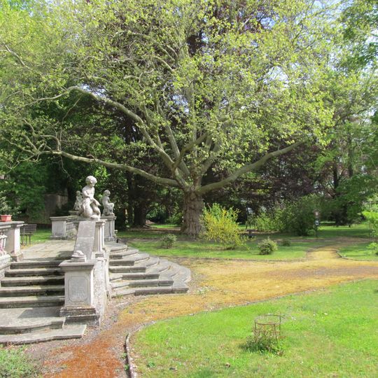 Skupina 9 ks listnatých stromů v zámecké zahradě ve Vidimi