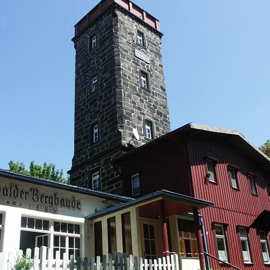 Mönchswalder Baude; Zwei Holzhäuser und Aussichtsturm aus Haustein sowie Grotte mit zugehörigem Wasserspiel Mönchswalder Straße 7