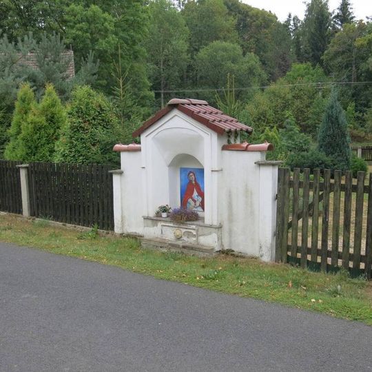 Kaplička u domu 27 v Loučkách