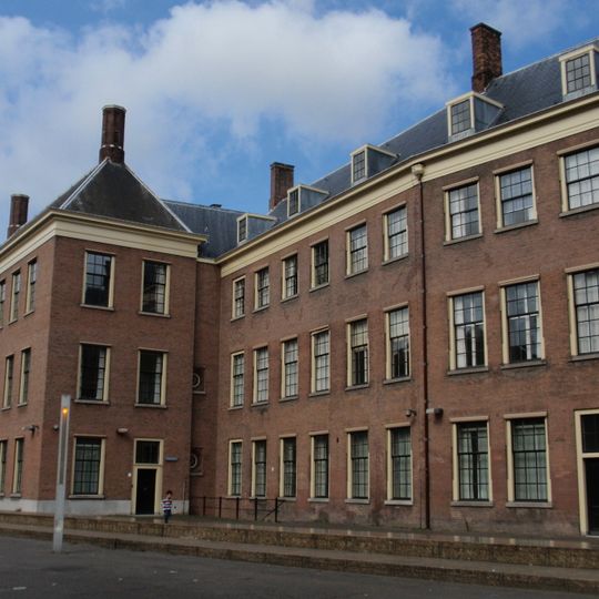 Pand met brede, gebogen gevel, deel uitmakende van het binnenhofcomplex