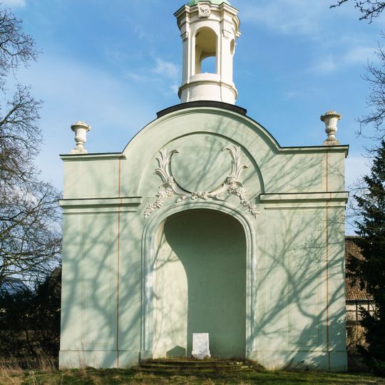 Sachgesamtheit Schloss, Park und Rittergut Nischwitz, mit den Einzeldenkmalen: Schloss mit zwei flankierenden Kavaliershäusern und Verbindungsgängen, sogenannter »Point de vue« gegenüber dem Schloss, drei weitere Nebengebäude s