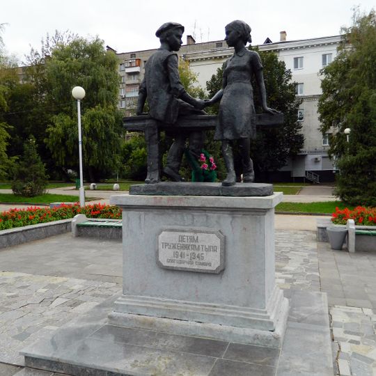 Voyaga yetmagan mehnatkashlar haykali