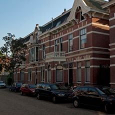 Drie woonhuizen in eclectische stijl met neo-renaissancistische, Art Nouveau- en Chaletstijl-elementen