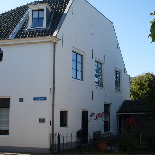 Pand met hoge topgevel, samengetrokken zakgoot