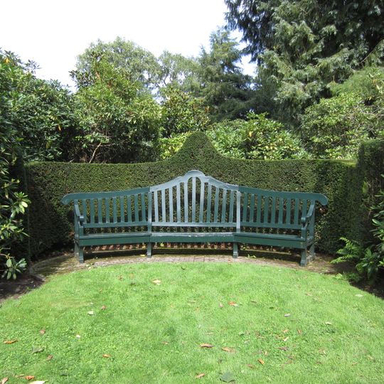 Warmelo, halfronde houten bank