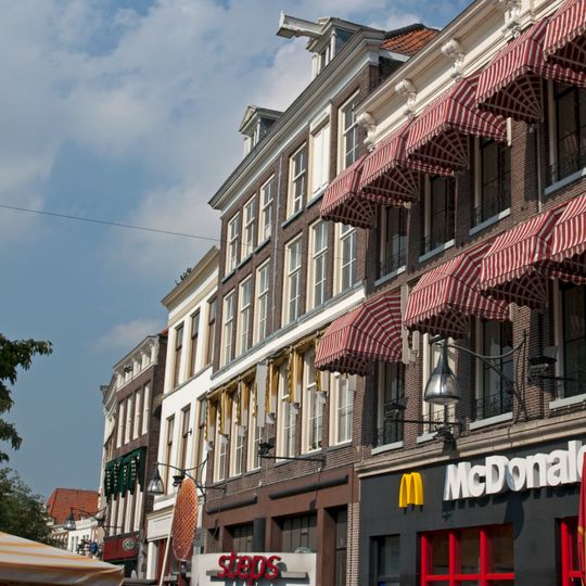 Pand met gevel met rechte kroonlijst en consoles