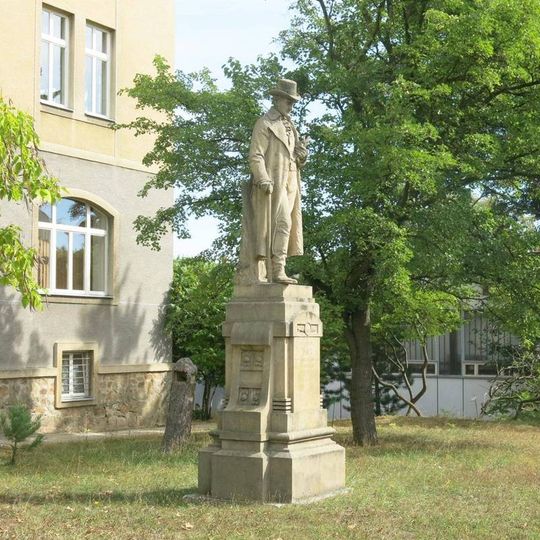 Socha Albrechta Thaera před zemědělskou školou v Kadani