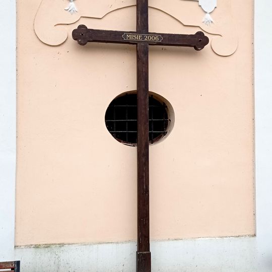 Kříž u kostela