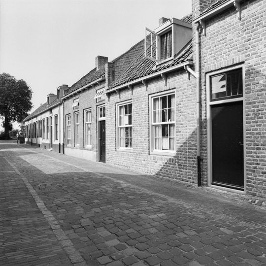 Dwarshuis met zadeldak, vermoedelijk in de 18e eeuw gebouwd op de stadsmuur