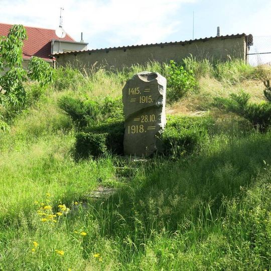 Husův pomník u cesty za stadionem v Bakově nad Jizerou